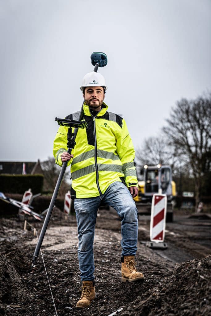 contratista con receptor gnss UNI-GR1