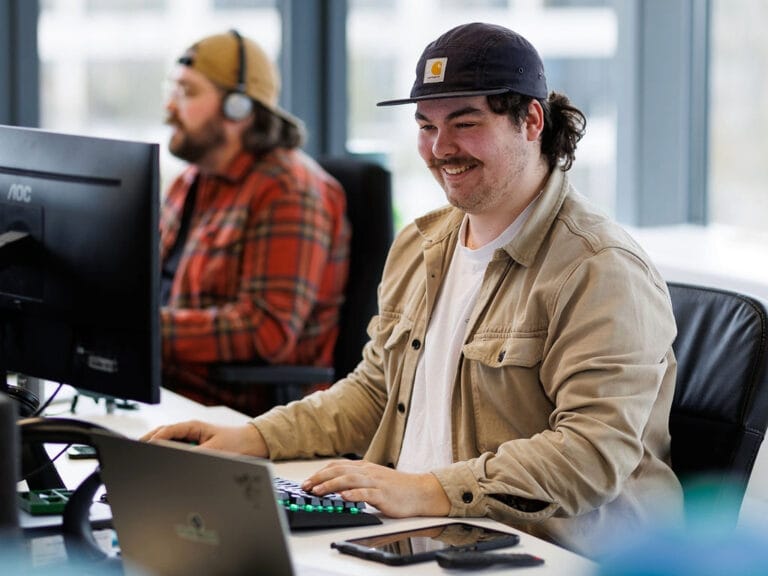 Medewerker van het marXact-supportteam aan de telefoon op kantoor in Hilversum