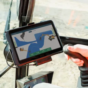 Tablet-Bildschirm mit einem 3D-Steuerungssystem für Aushubarbeiten mit mehreren Ansichten eines Baggers, der einen Graben aushebt, wobei die Positionierung des Löffels und Entfernungsmessungen angezeigt werden. Die Benutzeroberfläche enthält Echtzeit-Tiefenanzeigen und Optionen zum Messen und Graben.