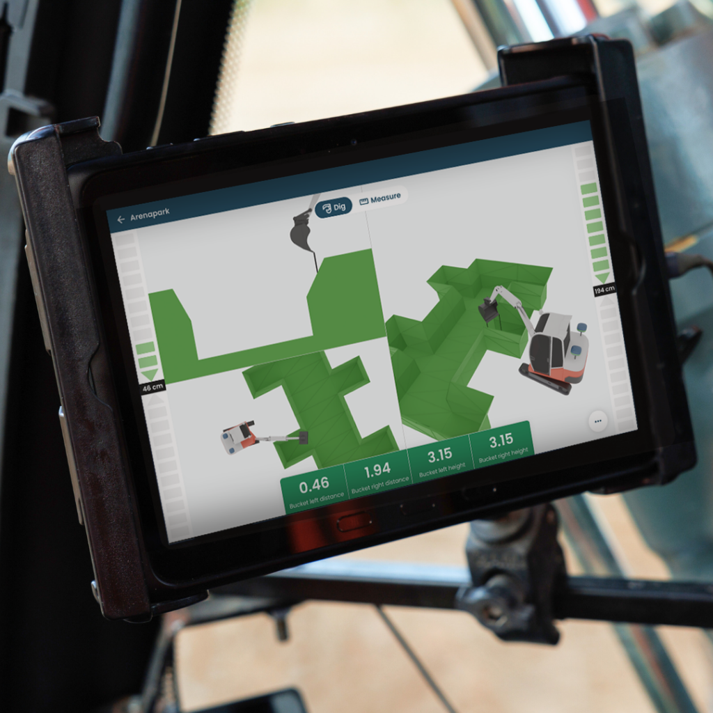 Control de máquina fácil de usar, pantalla de tableta que muestra un sistema de control de excavación en 3D con múltiples vistas de una excavadora excavando una zanja, mostrando el posicionamiento de la cuchara y las mediciones de distancia. La interfaz incluye indicadores de profundidad en tiempo real y opciones de medición y excavación