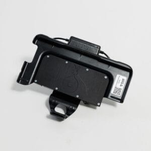 Soporte robusto negro para dispositivo con logotipo de marXact y cable, en formato horizontal
