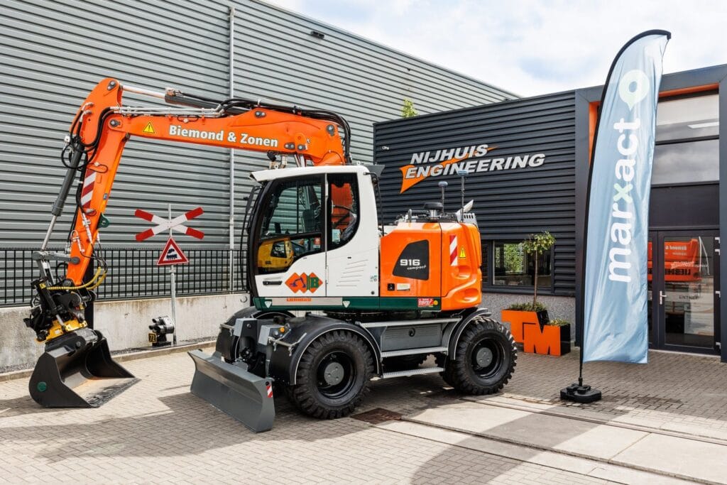 A Liebherr 916 Compact excavator with a tiltrotator and UNI-GR2 receivers outside the Nijhuis Engineering building