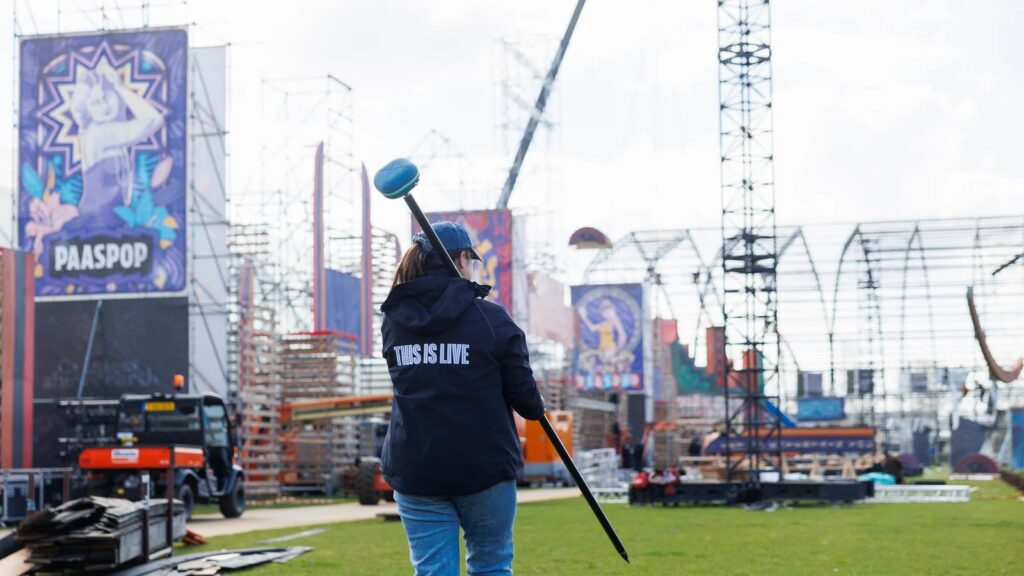 Surveyor setting out a festival site with a UNI-GR2 on a survey pole during the Paaspop build-up