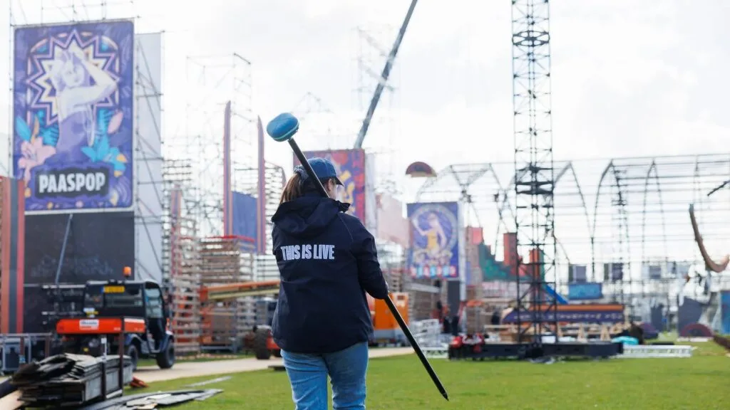 Surveyor setting out a festival site with a UNI-GR2 on a survey pole during the Paaspop build-up