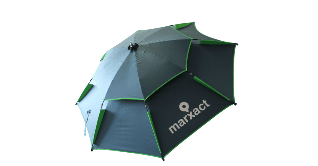 Dunkelgrauer und grüner Sonnenschirm mit belüftetem Doppeldach und dem marXact-Logo auf einem Segment