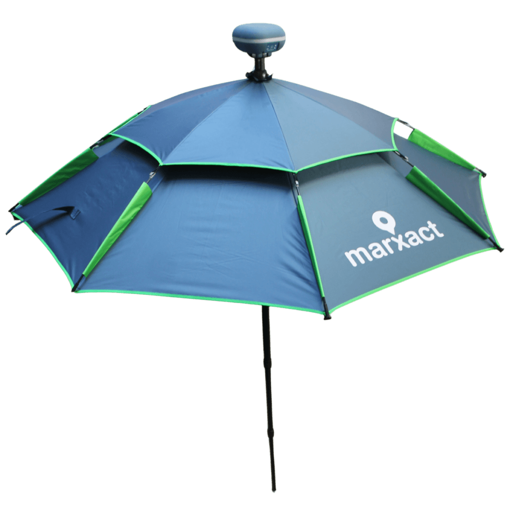 Blau-grüner marXact-Regenschirm mit einem auf der Spitze montierten GNSS-Empfänger